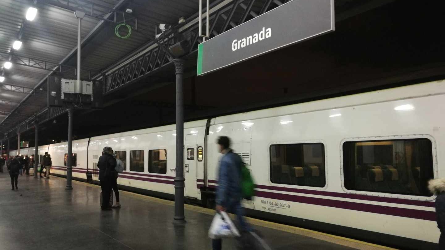 Salida del Talgo entre Granada y Madrid, el pasado 26 de noviembre; un servicio reabierto tras más de tres años cerrado.