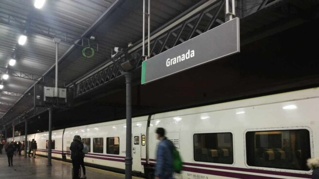 Salida del Talgo entre Granada y Madrid, el pasado 26 de noviembre; un servicio reabierto tras más de tres años cerrado.
