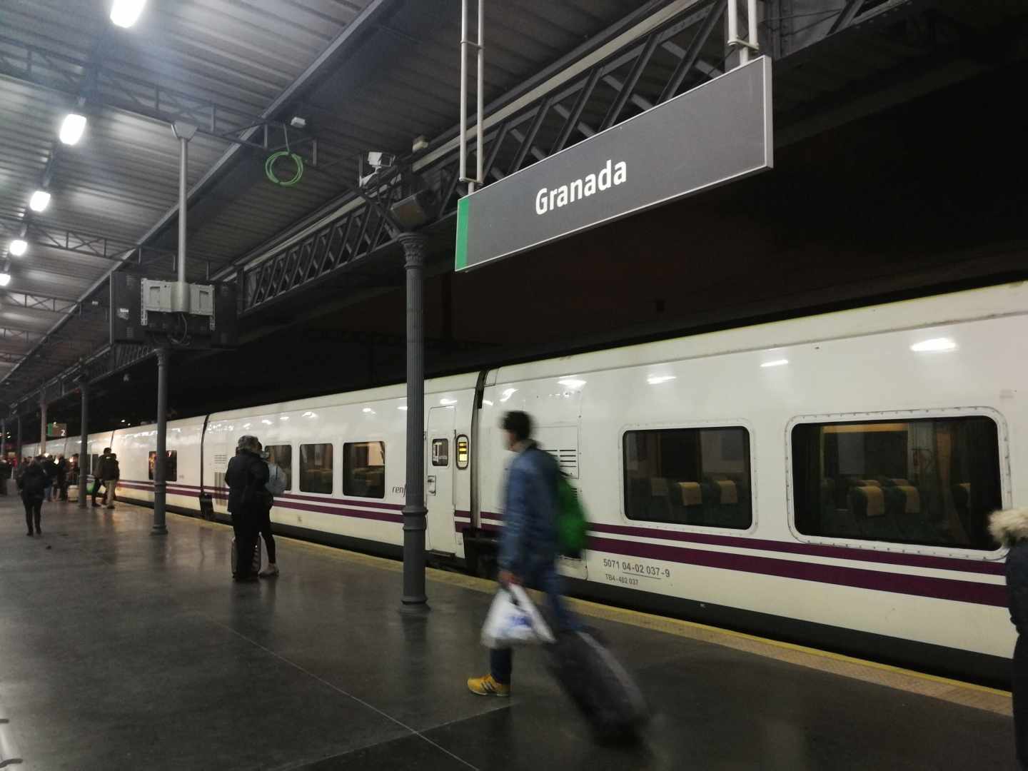 Salida del Talgo entre Granada y Madrid, el pasado 26 de noviembre; un servicio reabierto tras más de tres años cerrado.