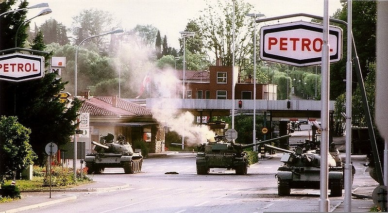 Un tanque atacado por las fuerzas de Eslovenia, en el paso fronterizo de Rozna Dolina.