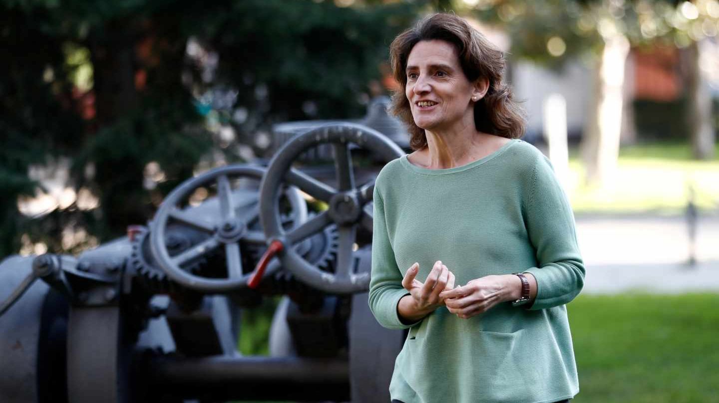 La ministra para la Transición Ecológica, Teresa Ribera, en los jardines de La Moncloa.