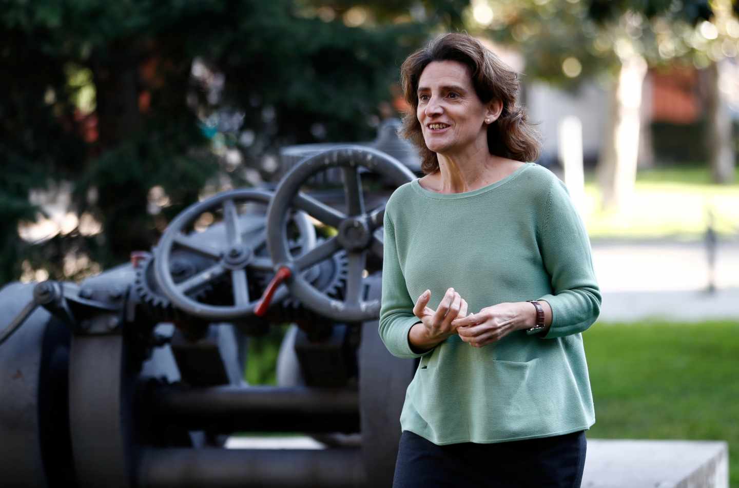 La ministra para la Transición Ecológica, Teresa Ribera, en los jardines de La Moncloa.