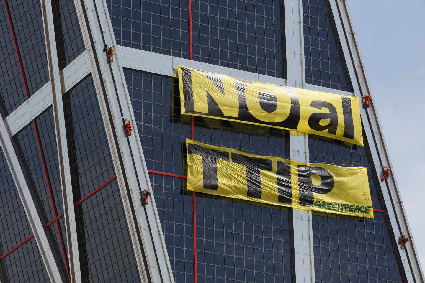 Acción contra el TTIP en las Torres Kio en mayo de 2016.