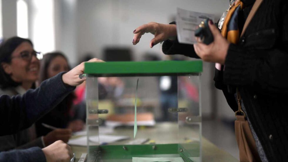 Un ciudadano vota en un colegio de Córdoba.