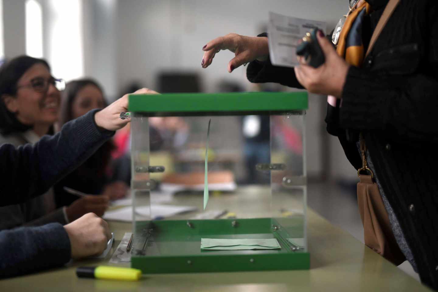 Un ciudadano vota en un colegio de Córdoba.