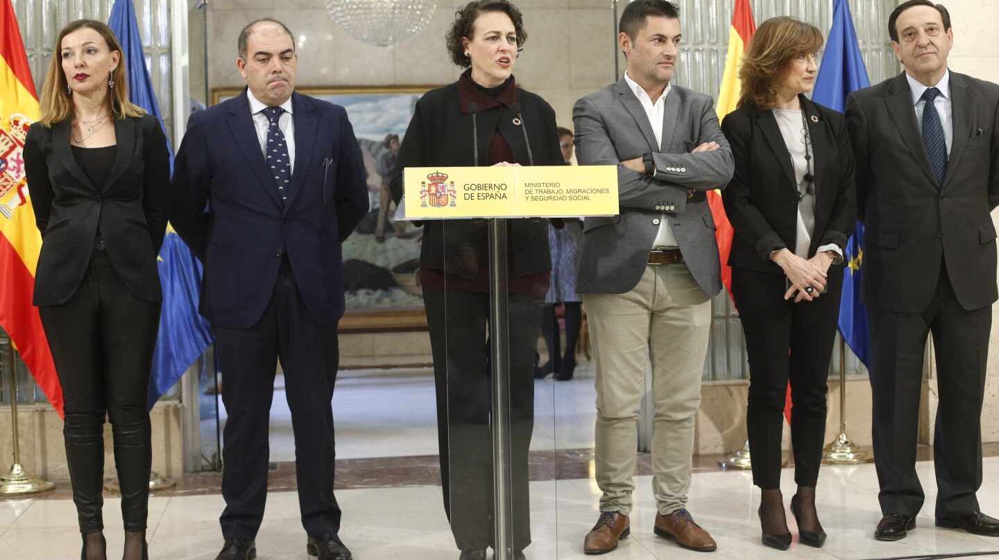La ministra de Trabajo, Magdalena Valerio, junto a los representantes de asociaciones de autónomos.