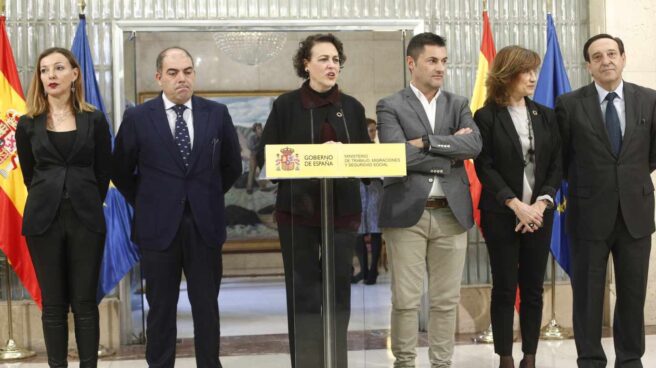 La ministra de Trabajo, Magdalena Valerio, junto a los representantes de asociaciones de autónomos.