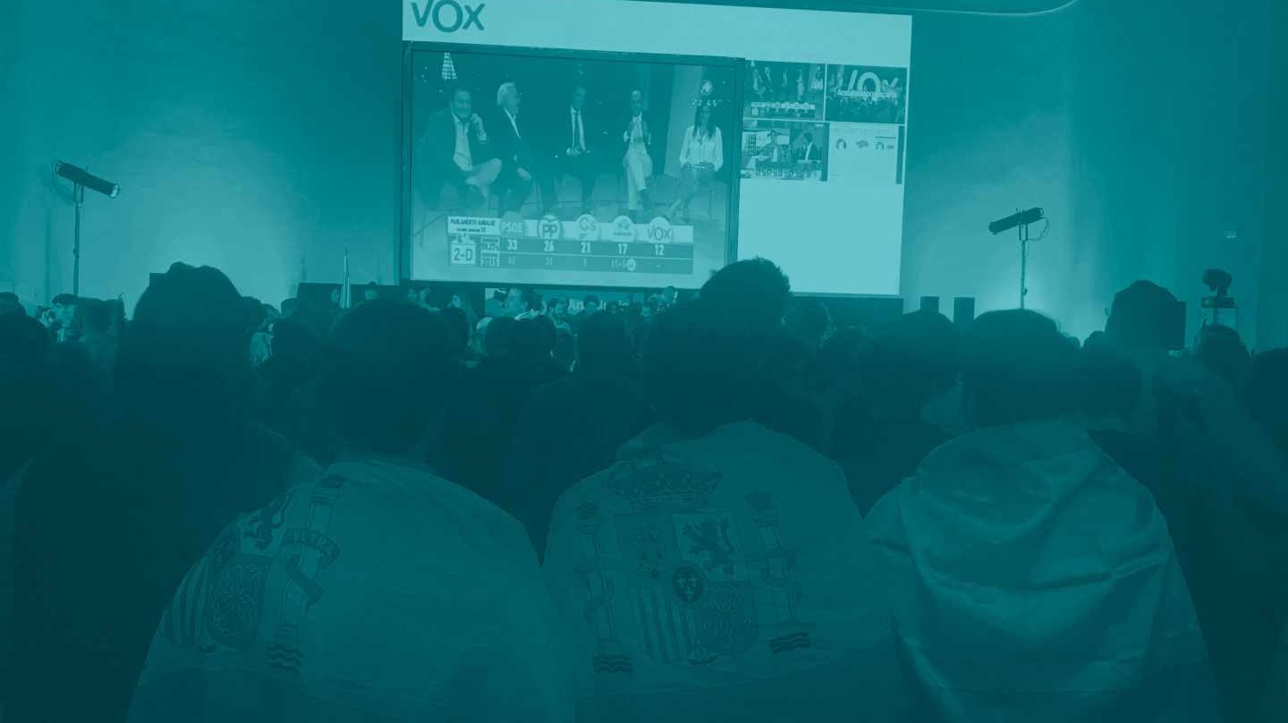 Militantes de Vox envueltos en la bandera de España