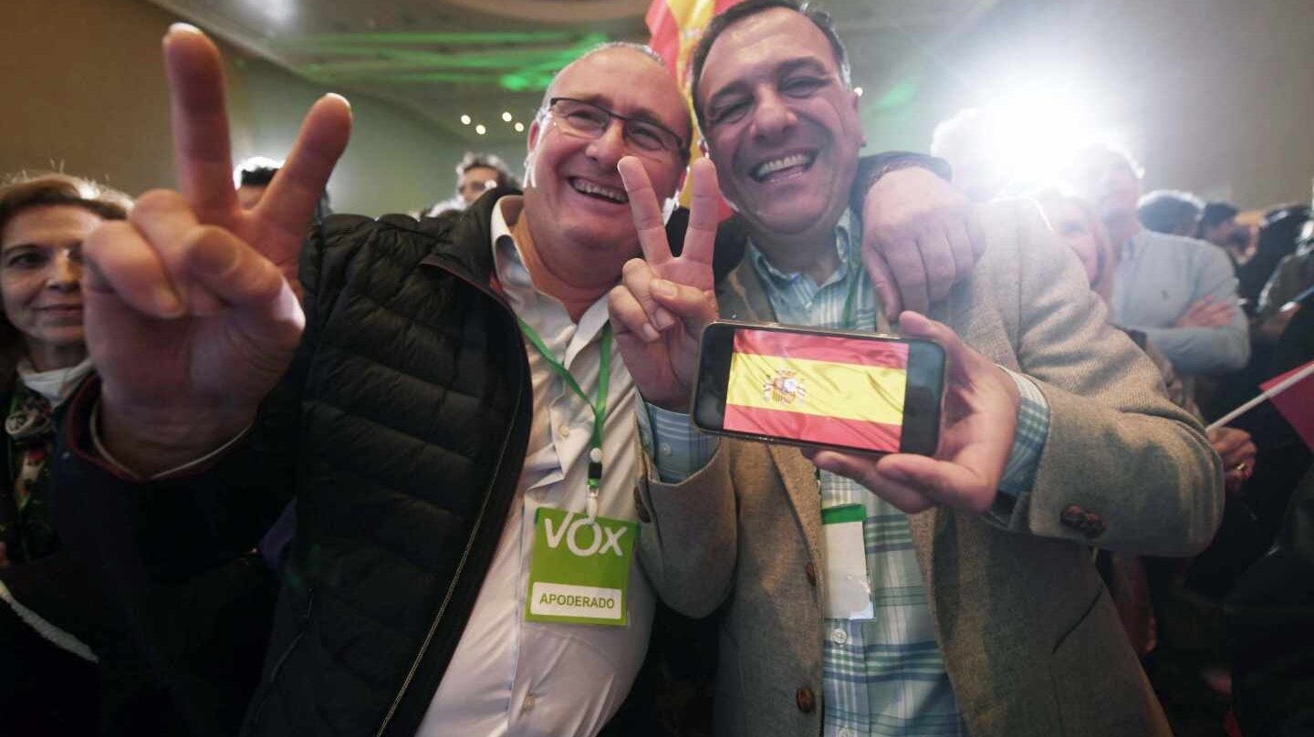 Simpatizantes de Vox celebran el resultado en las elecciones andaluzas.