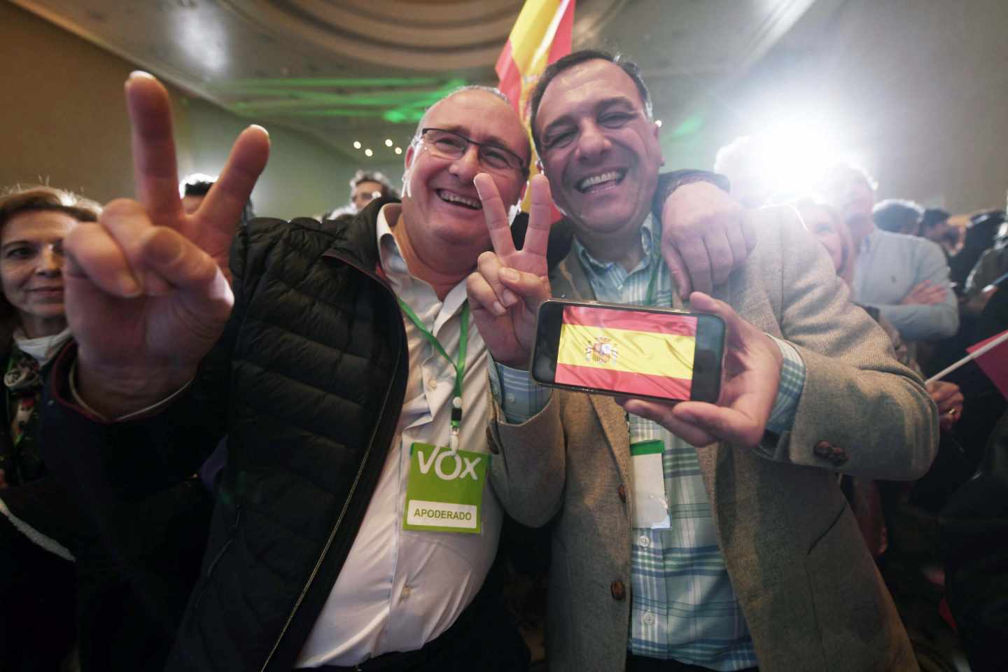 Simpatizantes de Vox celebran el resultado en las elecciones andaluzas.