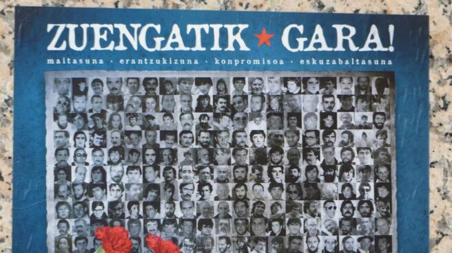 Cartel con la imagen de presos de ETA con el lema "Somos por vosotros"