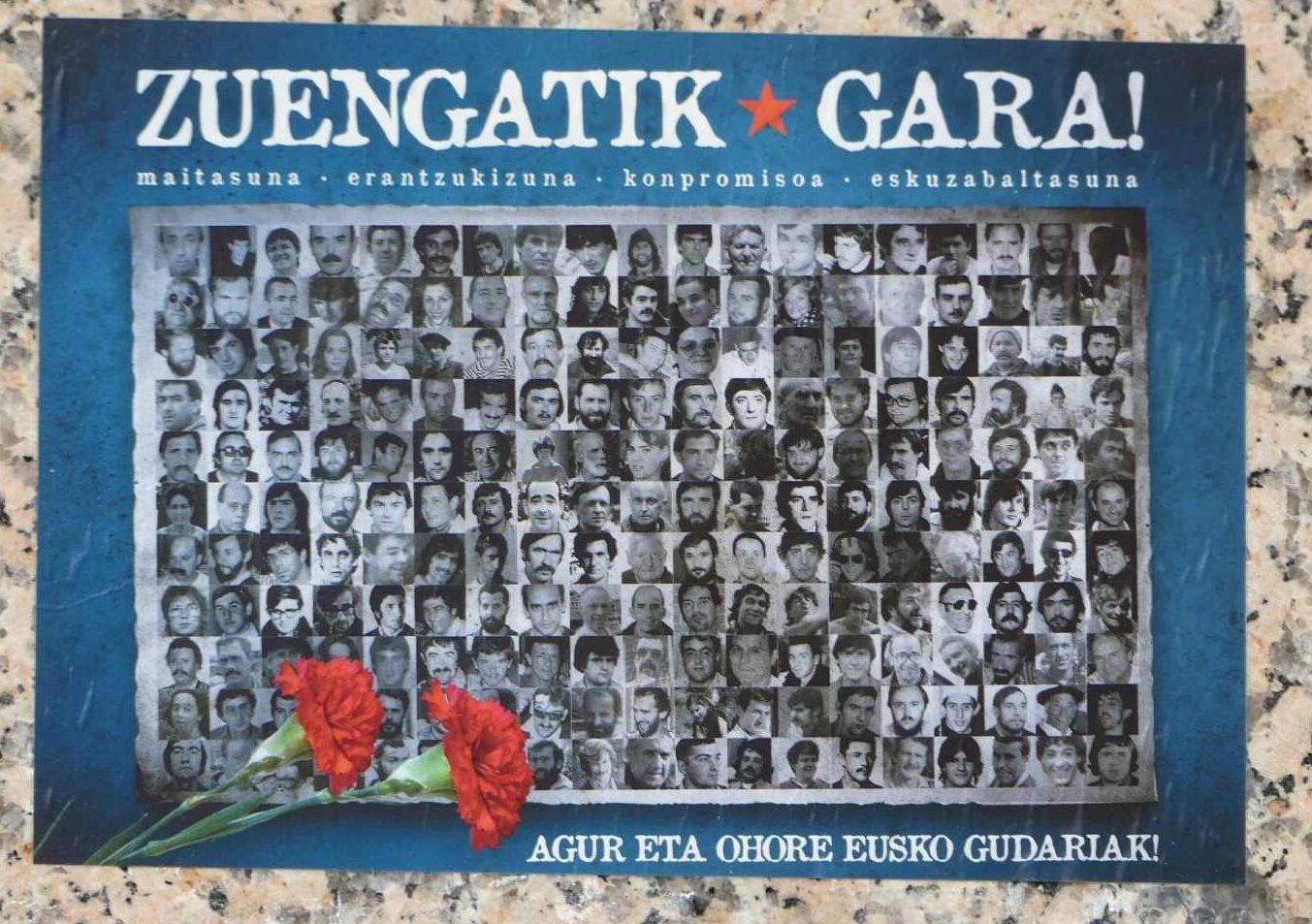 Cartel con la imagen de presos de ETA con el lema "Somos por vosotros"