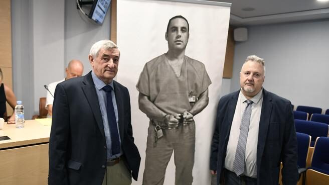 Candido Ibar, junto al portavoz de la familia, Andrés Krakenberger.