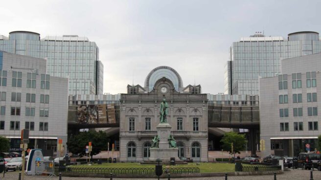 23190918709_47863b1090_o El Parlamento Europeo y la estación de Luxemburgo en Bruselas, en junio de 2015.