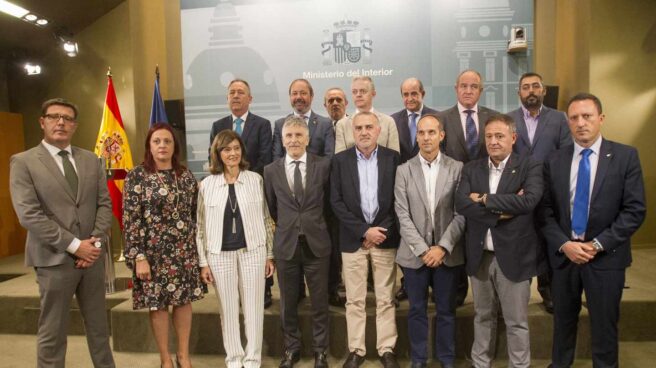 El ministro Grande-Marlaska y los representantes de los sindicatos policiales y asociaciones de la Guardia Civil que firmaron el acuerdo.
