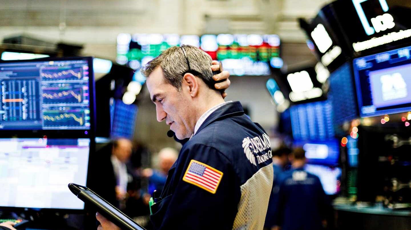 Un bróker en el interior de la Bolsa de Nueva York, en Wall Street.