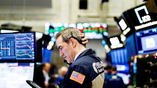 Un bróker en el interior de la Bolsa de Nueva York, en Wall Street.