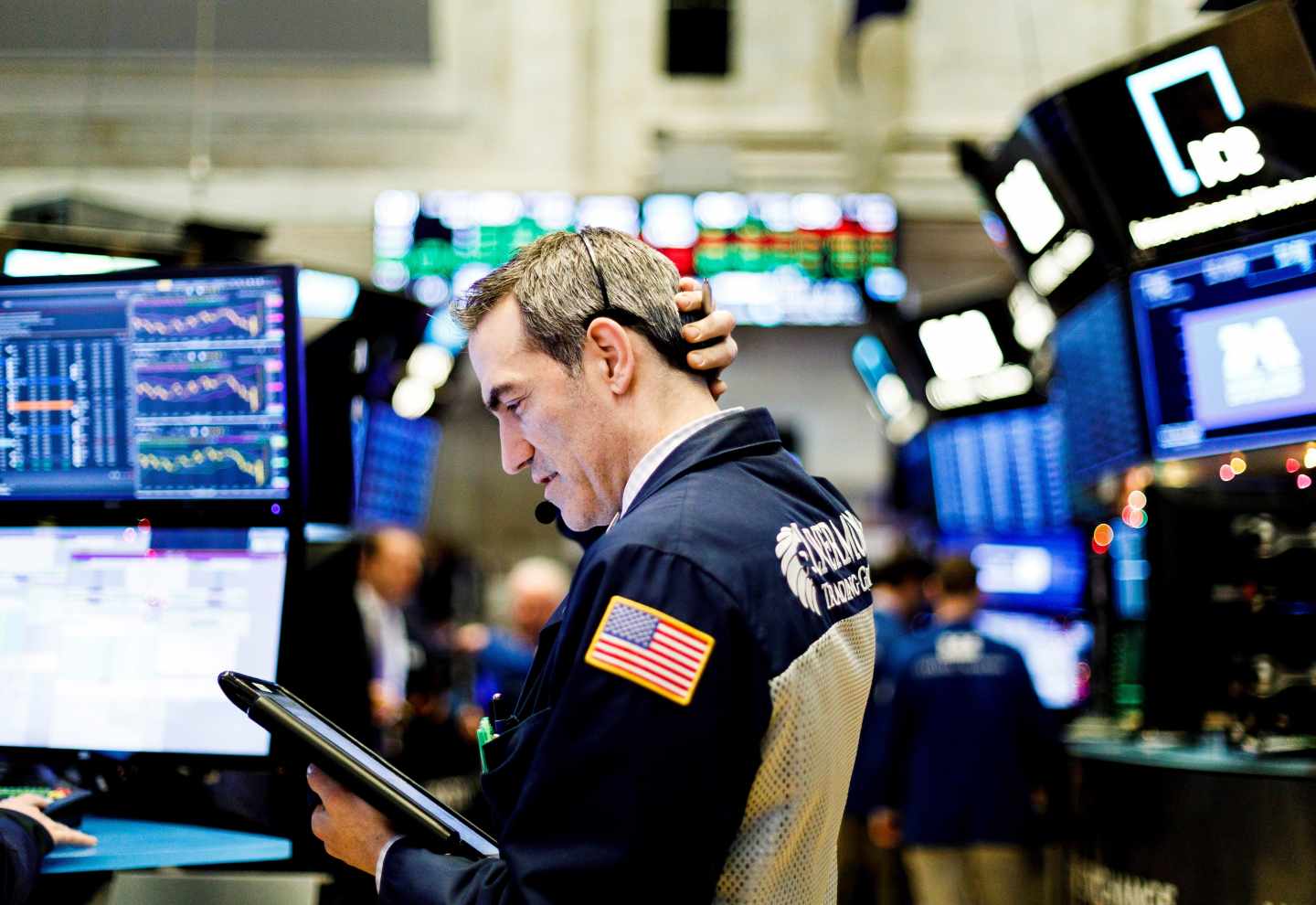 Un bróker en el interior de la Bolsa de Nueva York, en Wall Street.