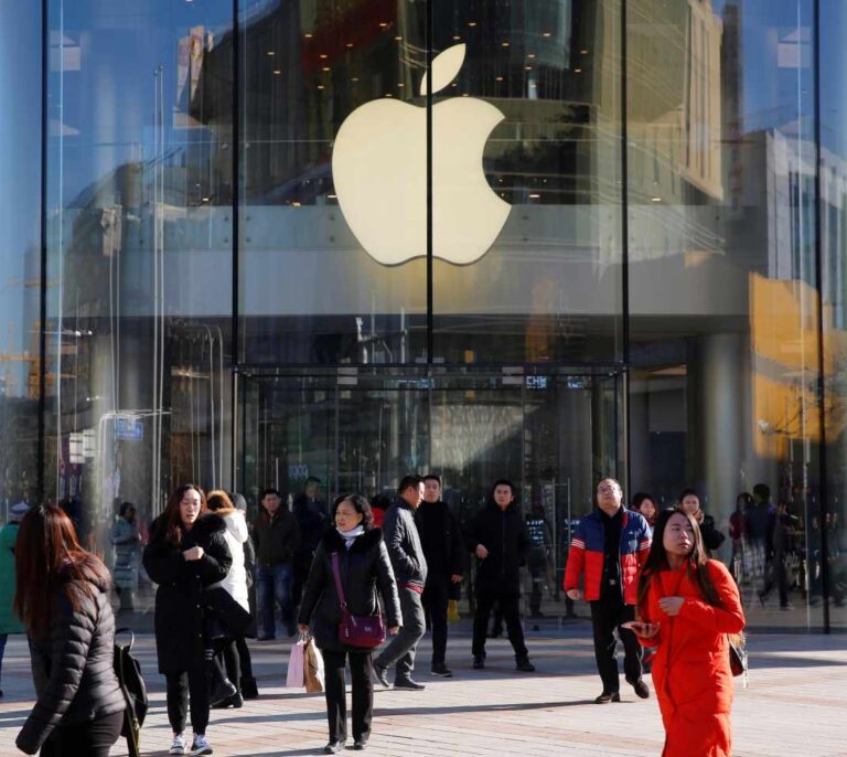 Apple rebaja sus previsiones de ingresos por primera vez en 20 años y se hunde en bolsa