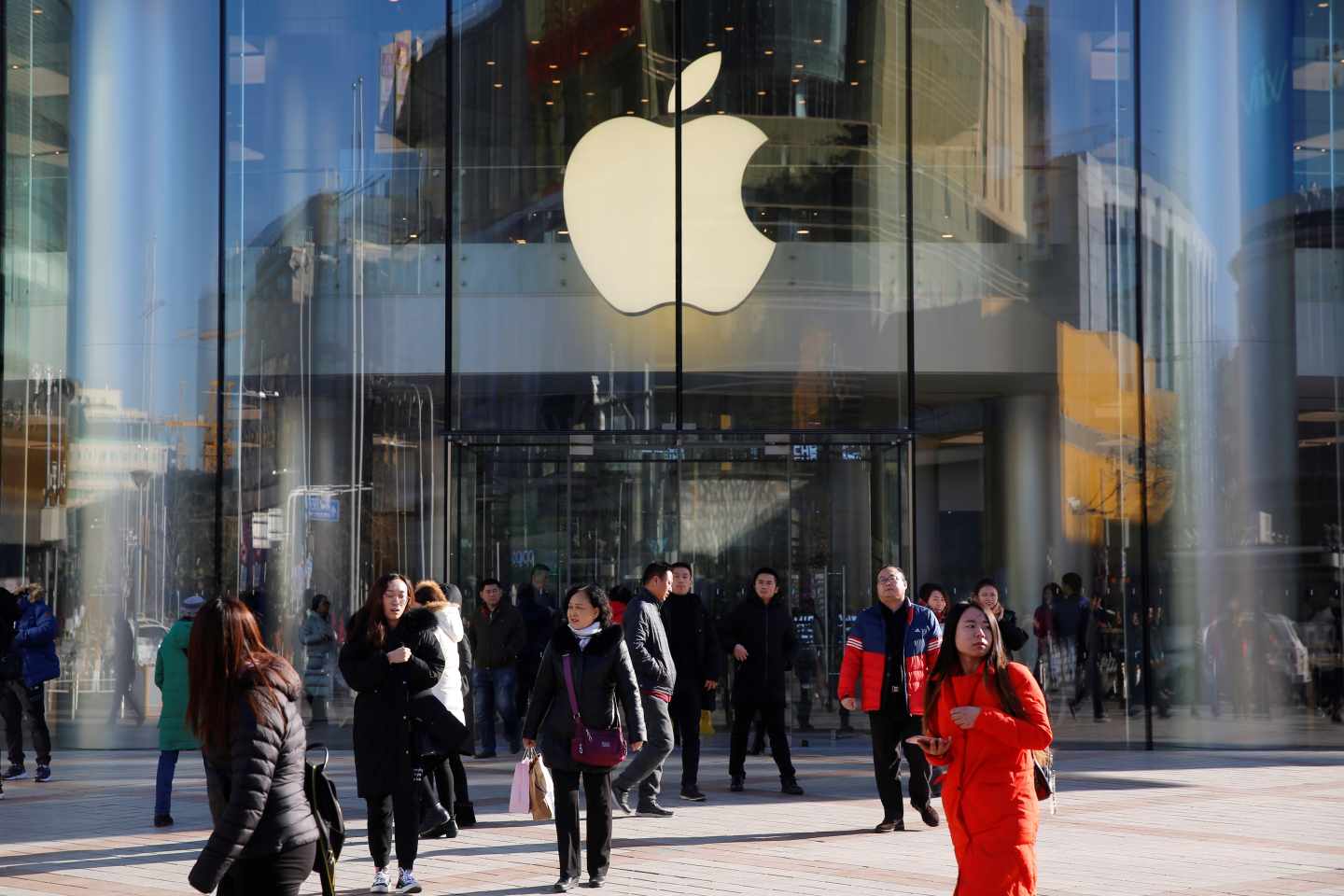 Apple rebaja sus previsiones de ingresos por primera vez en 20 años y se hunde en bolsa