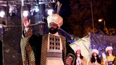 El Rey Baltasar la lía en Andoáin y revela a los niños el secreto de los Reyes Magos