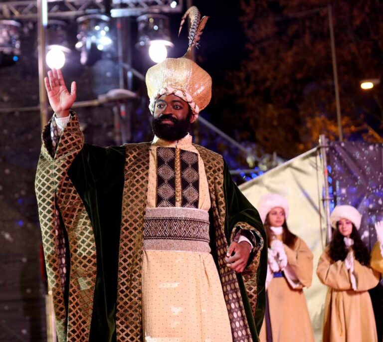 El Rey Baltasar la lía en Andoáin y revela a los niños el secreto de los Reyes Magos