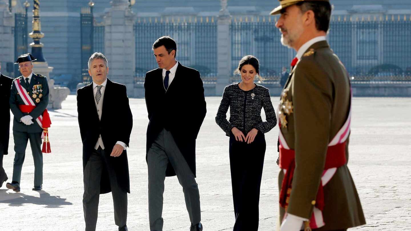 El ministro del Interior Fernando Grande Marlaska, el presidente del gobierno Pedro Sánchez, el Rey Felipe y la Reina Letizia durante la Pascua Militar.