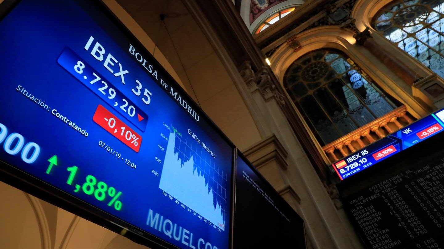 Cotización del Ibex en los paneles del interior de la Bolsa de Madrid.