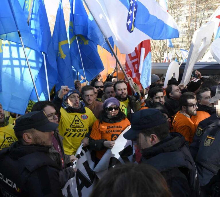Un grupo de trabajadores de Alcoa intentan asaltar la sede del Ministerio de Industria