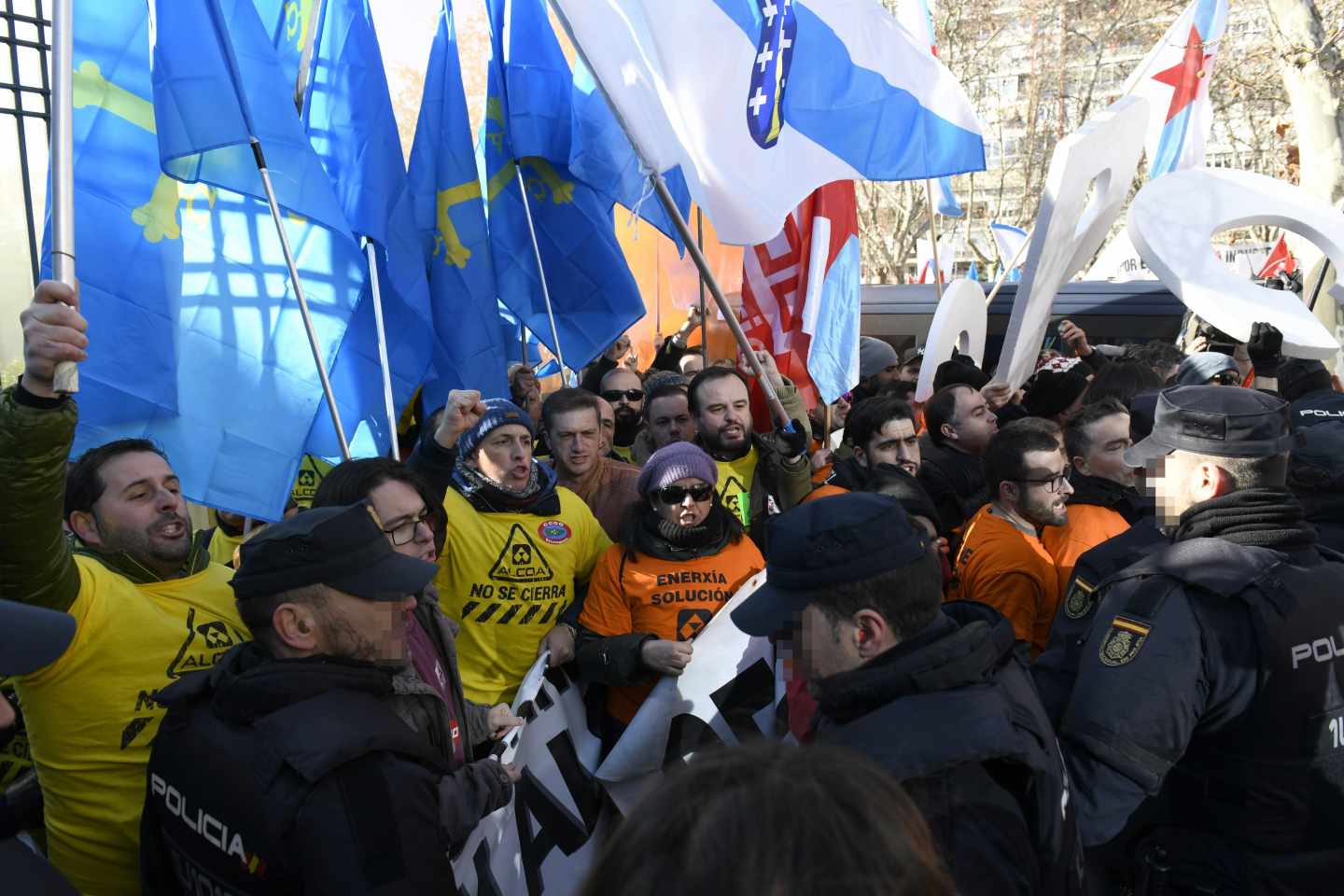 Miembros de la Policía Nacional ante trabajadores de Alcoa de Avilés y A Coruña durante la manifestación que ha tenido lugar hoy ante el Ministerio de Industria