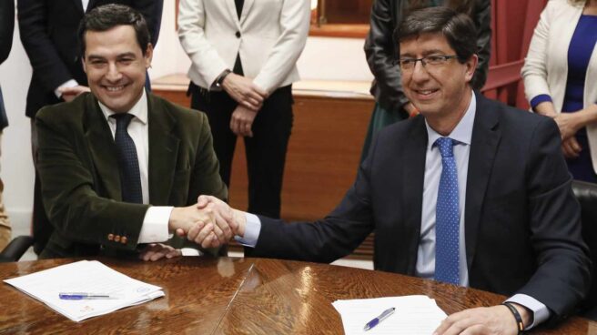 Juan Manuel Moreno Bonilla y Juan Marín se estrechan la mano en el Parlamento andaluz.