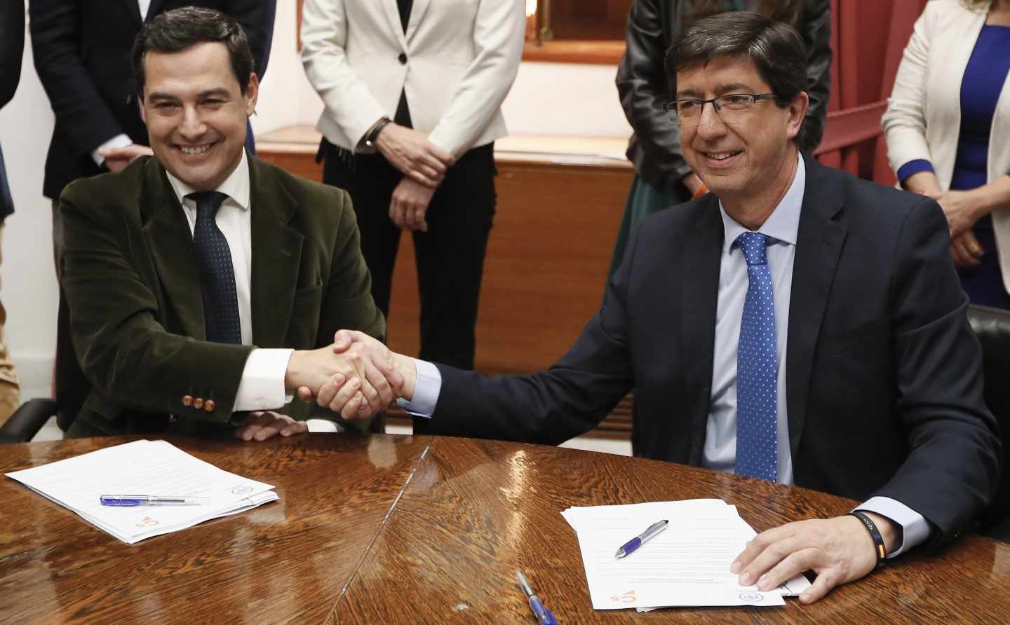 Juan Manuel Moreno Bonilla y Juan Marín se estrechan la mano en el Parlamento andaluz.