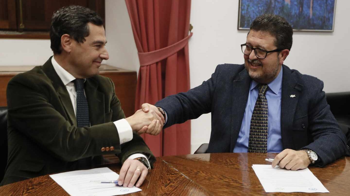 Juan Manuel Moreno estrecha la mano con el líder andaluz de Vox, Francisco Serrano.