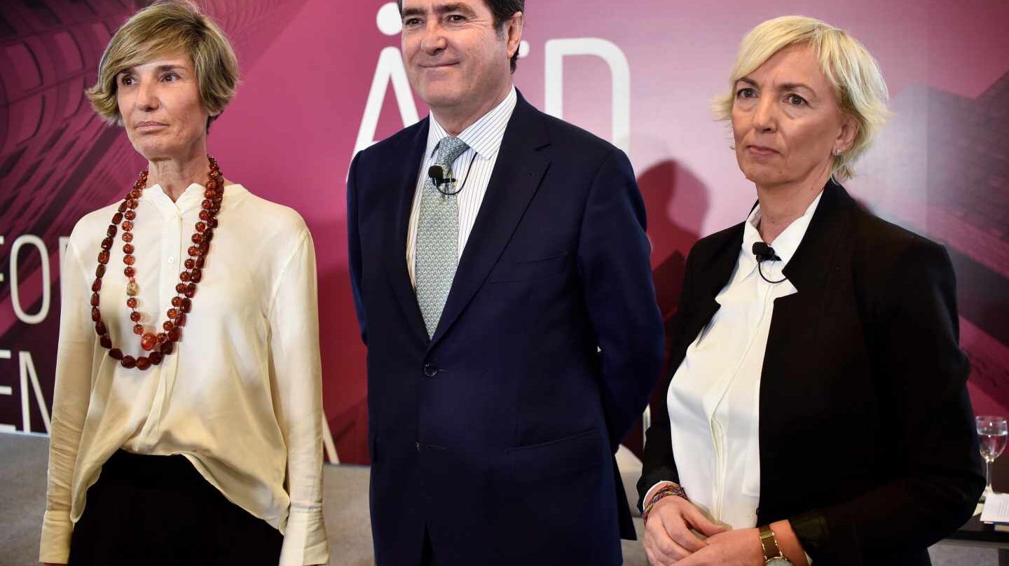 Antonio Garamendi, en Bilbao junto a Carolina Pérez Toledo y María Caballero (i), presidenta y secretaria general de AED, respectivamente.