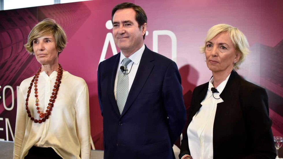 Antonio Garamendi, en Bilbao junto a Carolina Pérez Toledo y María Caballero (i), presidenta y secretaria general de AED, respectivamente.