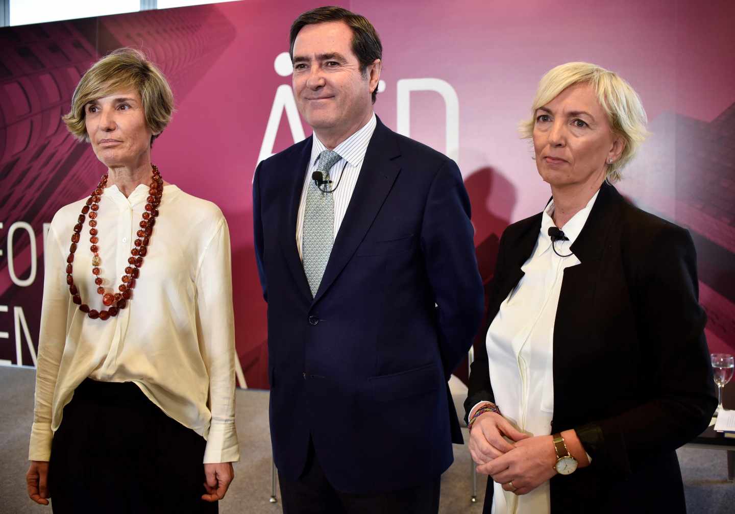 Antonio Garamendi, en Bilbao junto a Carolina Pérez Toledo y María Caballero (i), presidenta y secretaria general de AED, respectivamente.