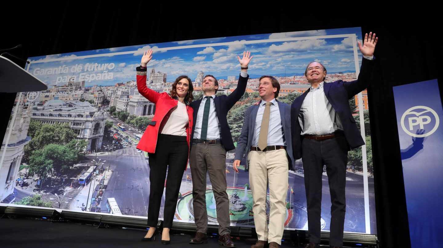 El presidente del PP, Pablo Casado (2d), junto al presidente del PP madrileño, Pío García-Escudero (d), durante la presentación hoy de sus candidatos a la Comunidad y el Ayuntamiento de Madrid, Isabel Díaz Ayuso (i) y José Luis Martínez-Almeida (2d), respectivamente, en un acto que abre la precampaña de los 'populares' en la región de cara a las elecciones autonómicas y locales del próximo mes de mayo.