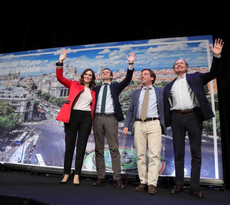 El PP perdería 17 escaños en Madrid pero gobernaría con Cs y Vox