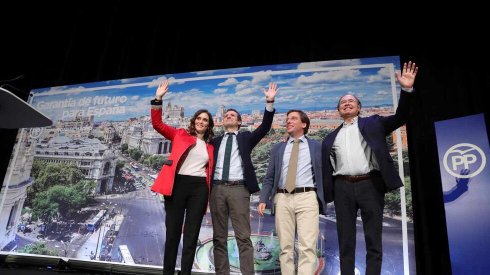 El presidente del PP, Pablo Casado (2d), junto al presidente del PP madrileño, Pío García-Escudero (d), durante la presentación hoy de sus candidatos a la Comunidad y el Ayuntamiento de Madrid, Isabel Díaz Ayuso (i) y José Luis Martínez-Almeida (2d), respectivamente, en un acto que abre la precampaña de los 'populares' en la región de cara a las elecciones autonómicas y locales del próximo mes de mayo.