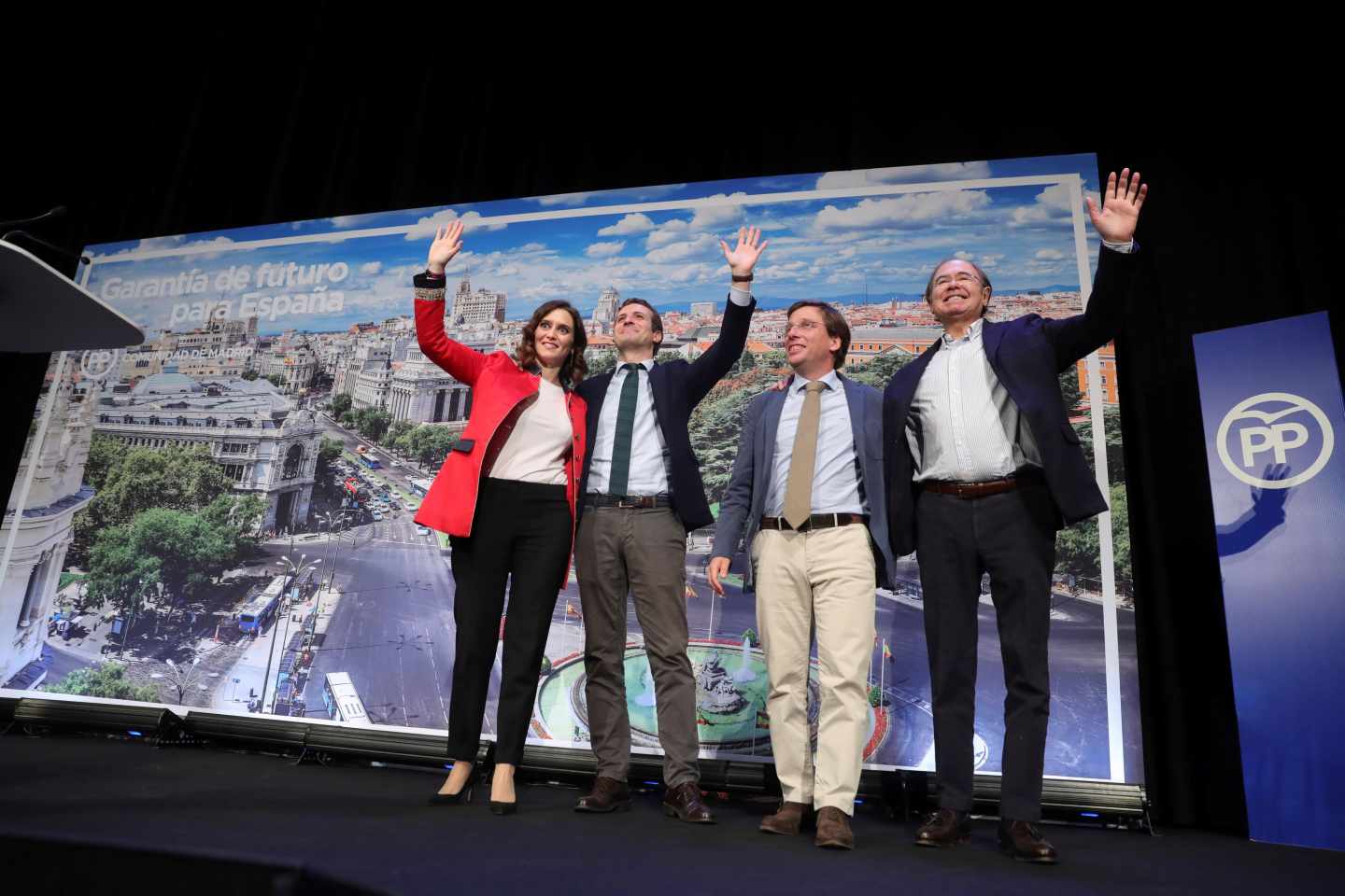 El presidente del PP, Pablo Casado (2d), junto al presidente del PP madrileño, Pío García-Escudero (d), durante la presentación hoy de sus candidatos a la Comunidad y el Ayuntamiento de Madrid, Isabel Díaz Ayuso (i) y José Luis Martínez-Almeida (2d), respectivamente, en un acto que abre la precampaña de los 'populares' en la región de cara a las elecciones autonómicas y locales del próximo mes de mayo.