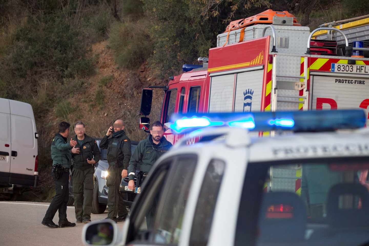 Miembros de la Guardia Civil durante las labores de rescate del niño de 2 años que ha caído esta tarde a un pozo de unos 150 metros de profundidad.