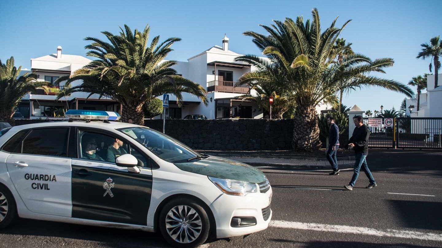 Efectivos de la Guardia Civil se personan en el domicilio de Romina Celeste.