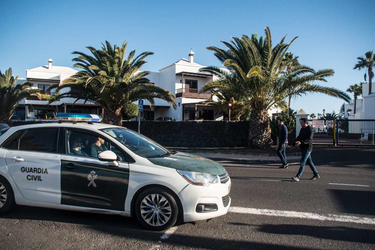 Efectivos de la Guardia Civil se personan en el domicilio de Romina Celeste.