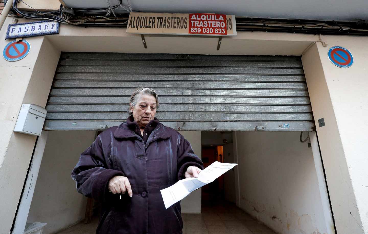 Rosario Planas a las puertas del bajo en el que se encuentra el trastero en el que guarda todas sus pertenencias.