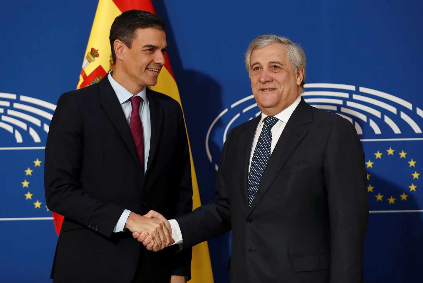 El presidente del Gobierno español, Pedro Sánchez saluda al presidente del Parlamento Europeo, Antonio Tajani.