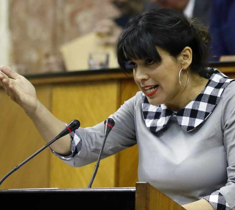 Teresa Rodríguez invita a Juanma Moreno a "tomar un café en mi piso de 40 m en Cádiz"