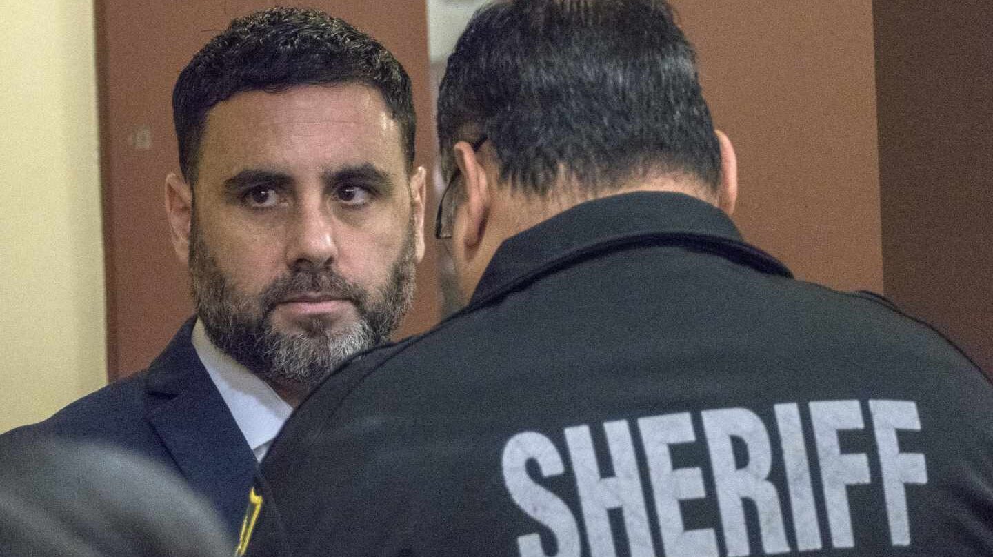 Un policía del Condado de Broward quita las esposas al hispanoestadounidense Pablo Ibar.