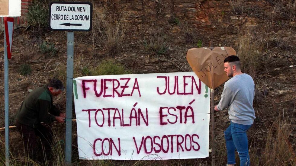Concentración y marcha que los vecinos de Totalán (Málaga) realizan este miércoles en apoyo a Julen