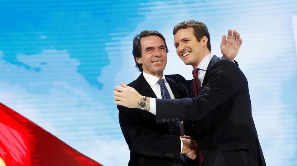 Aznar y Casado se saludan en la Convención del PP.