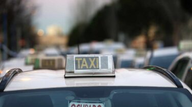 Un centenar de taxistas bloquea la entrada del cementerio de la Almudena en la quinta jornada de huelga